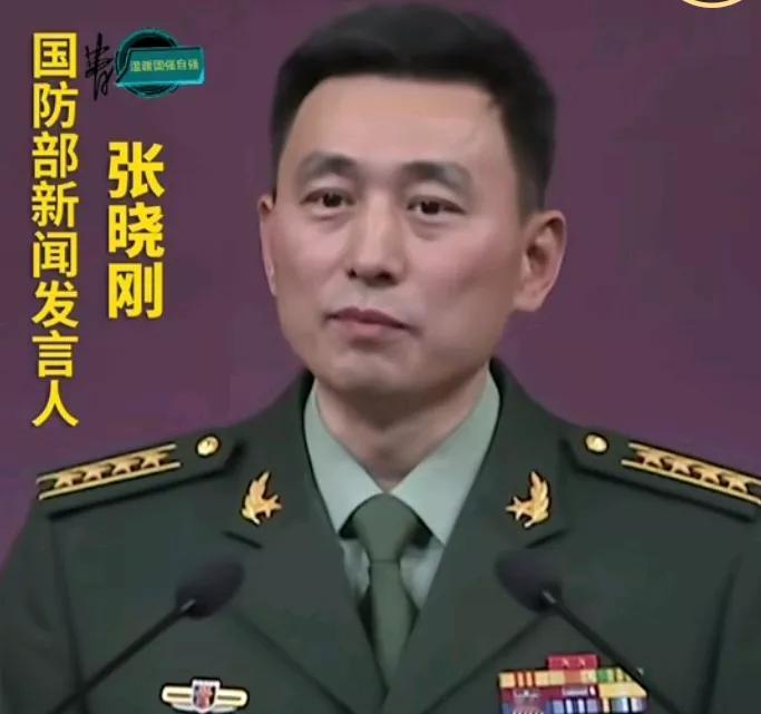 在当今的世界舰船舞台上，中国自主研制建造的 076 两栖攻击舰首舰——四川舰在上