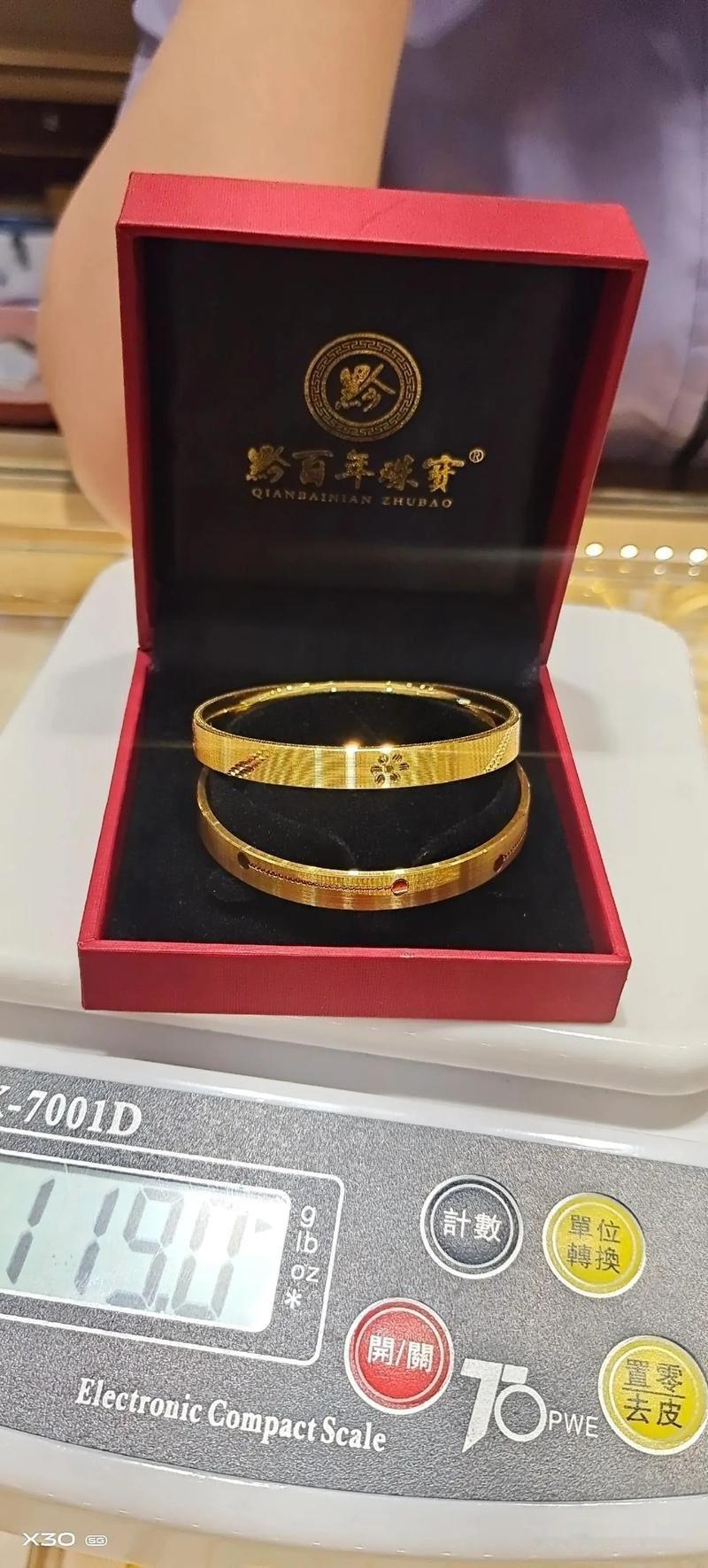 对比闺蜜华丽的三金配饰,这位新娘的内心无疑是满怀自卑和不安的。手镯不到21克,项