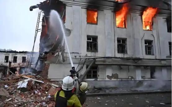 “如果你敢打乌克兰，我就要轰炸莫斯科，把莫斯科炸成稀巴烂”，还对中方放狠话，“如