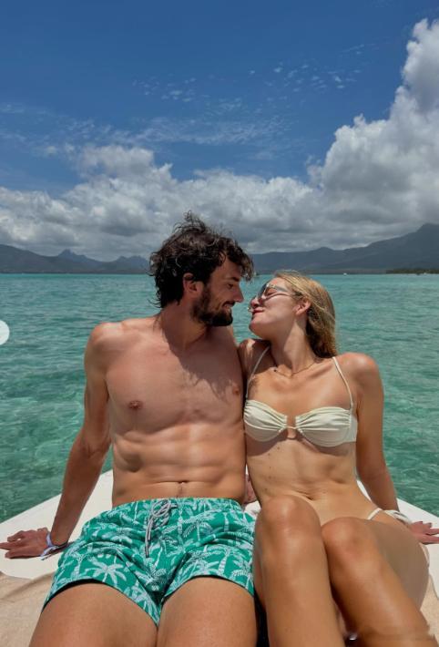 瓦舍罗和女友在毛里求斯度假