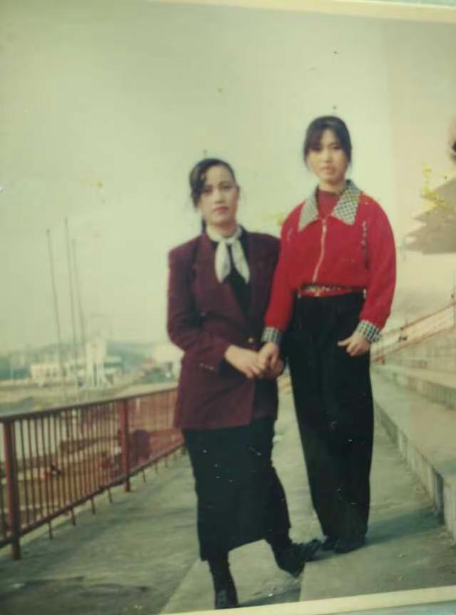 各奔东西的姐妹，是否还记得往年昔日你们青春的容颜！