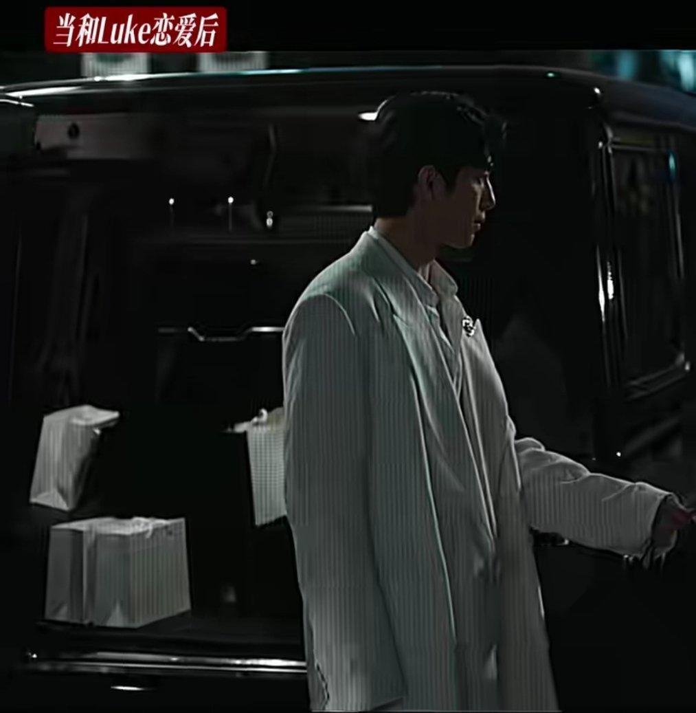 我蛮好奇早春晴朗如果把py转正改成了地下恋的话，这段栾念送尚之桃大牌包的情节是怎