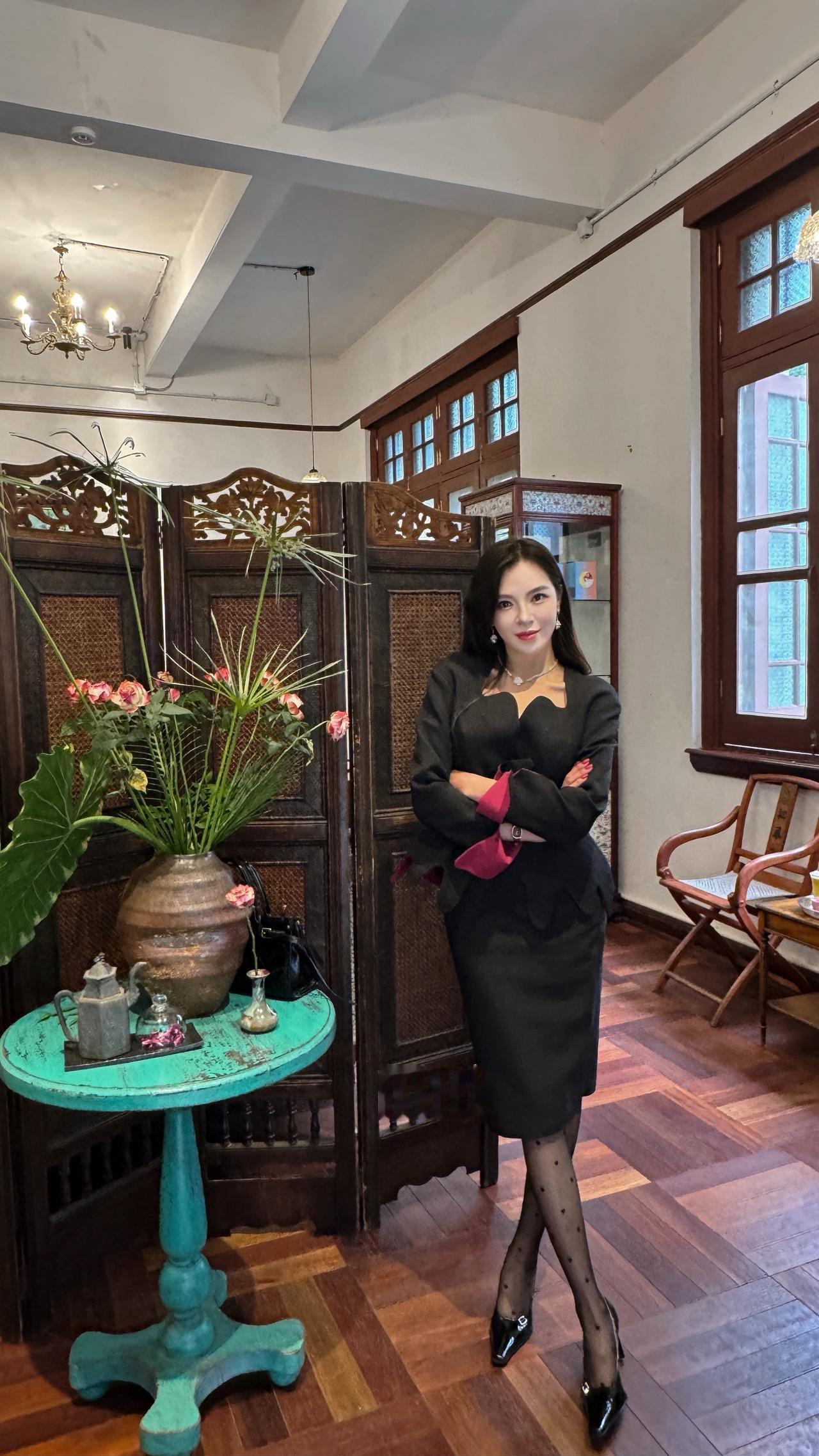 以前总以为，
人和人的相遇，是为了互相取暖。
是深夜的倾听，是脆弱的托底，
是把