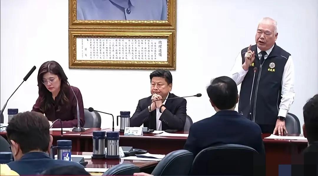 国民党中常会突发“事故”，在郑丽文致辞后，“黄复兴”部主委季麟连接过话筒，直接开