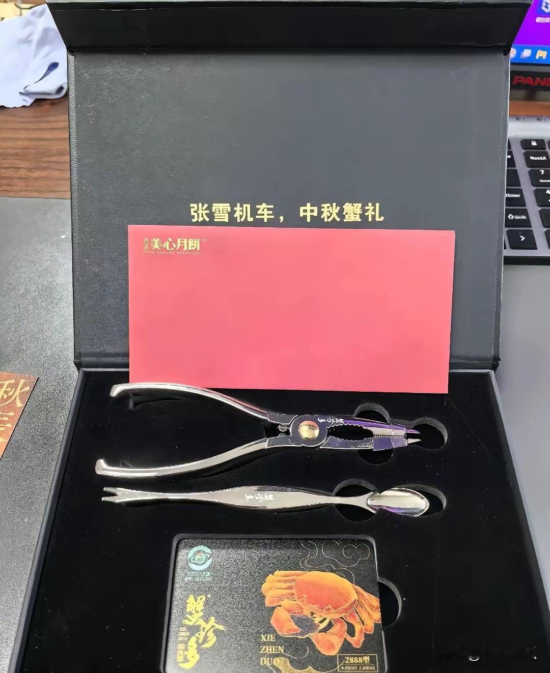 张雪机车中秋福利，月饼卡加螃蟹卡，这福利真是不错，都是吃的，正好符合中秋节，而且