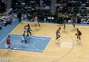 来欣赏乔丹的这个突进去的飞扣！