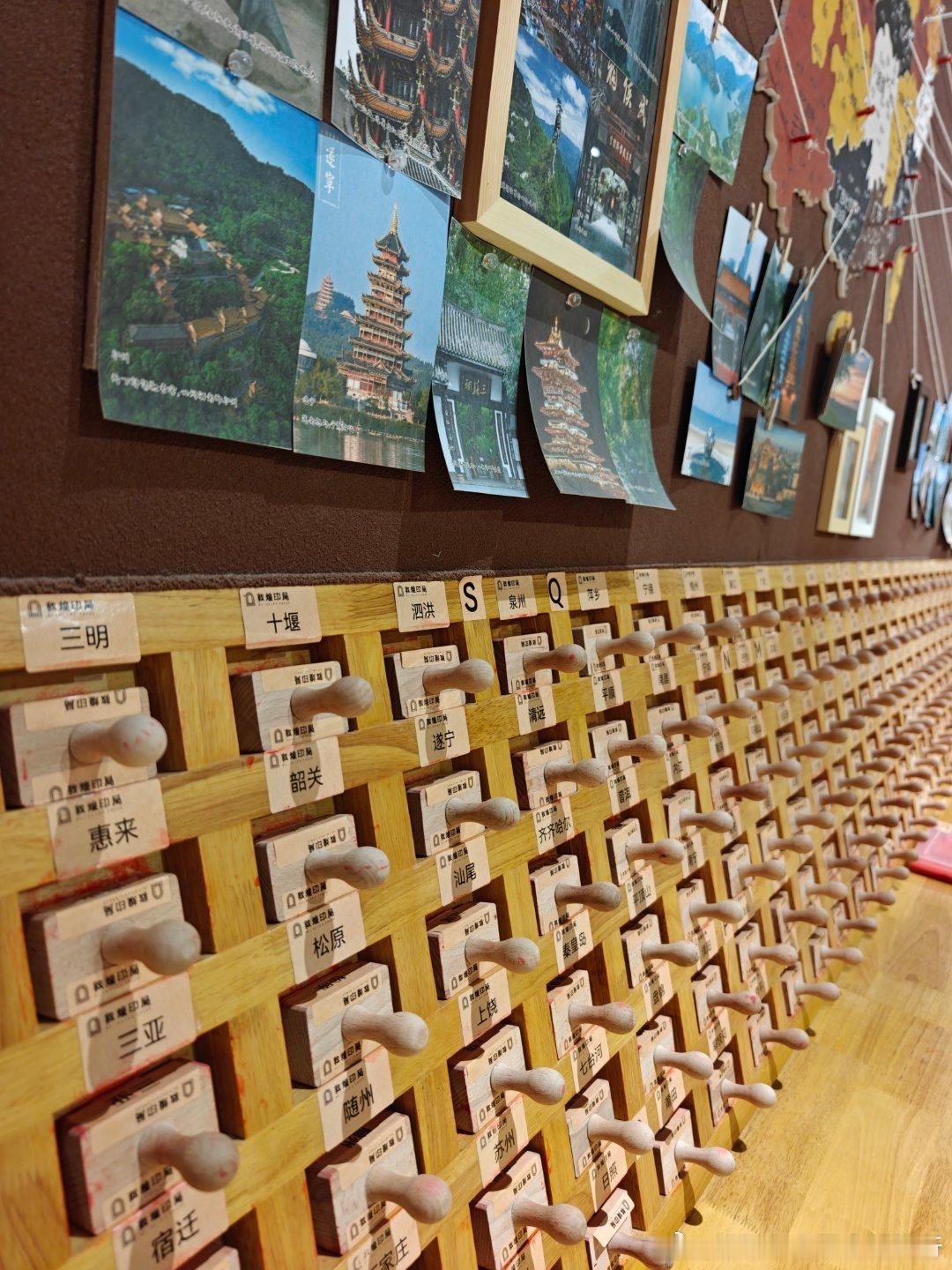 敦煌印局｜盖章咖啡两不误想把敦煌带回家，没有比“盖”回去更酷的方式了。这里简直是