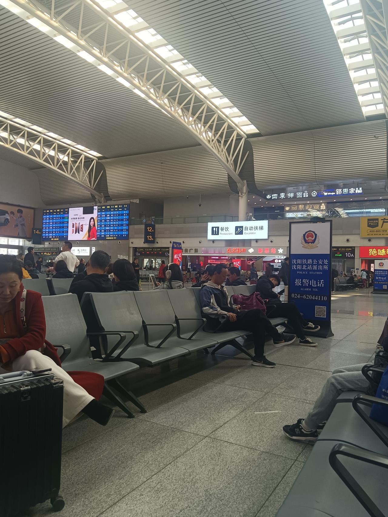 起了个大早，今天启程去济南。
        5点从家里出发，出租车+大客+地铁