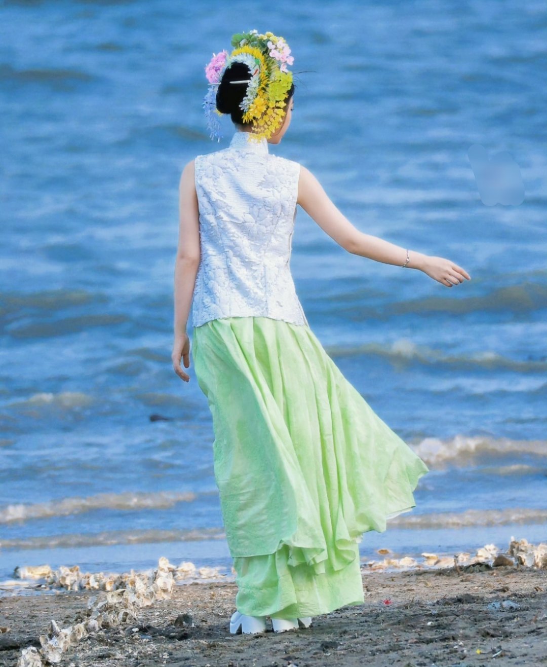 虞书欣再见了花花今晚我就要远航，虞书欣这个簪花造型好美很灵动[哇] ​​​