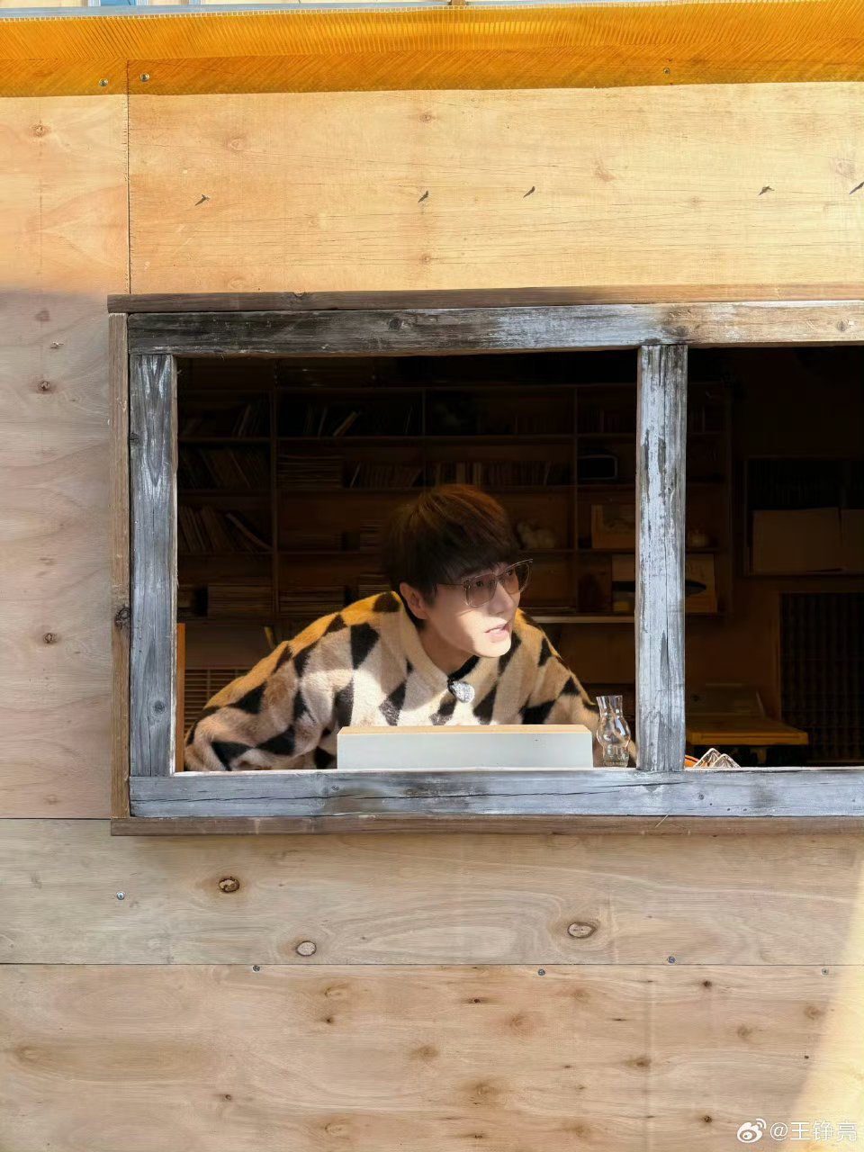 三行诗写给快乐老友有风季风裹着饭香的余温还留在老屋顶🍚，虎吉的电台旋律还在耳边