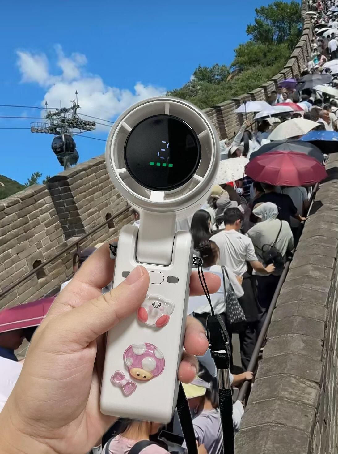 高温天必备防暑清单上周去山里徒步，刚爬半小时就被太阳烤得晕乎乎，多亏兜里揣着挂脖