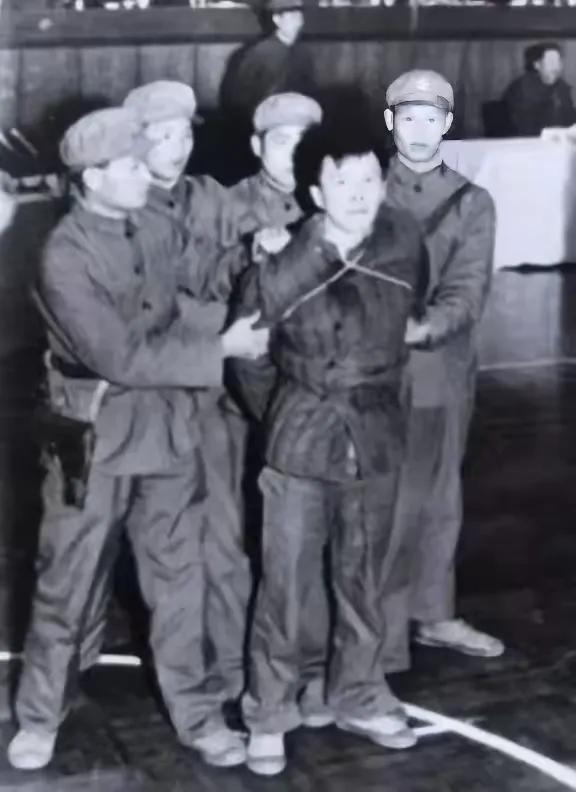 真没想到，1979年杭州万人公审现场被4名法警死死摁住的壮汉竟是当年杭州人闻色变