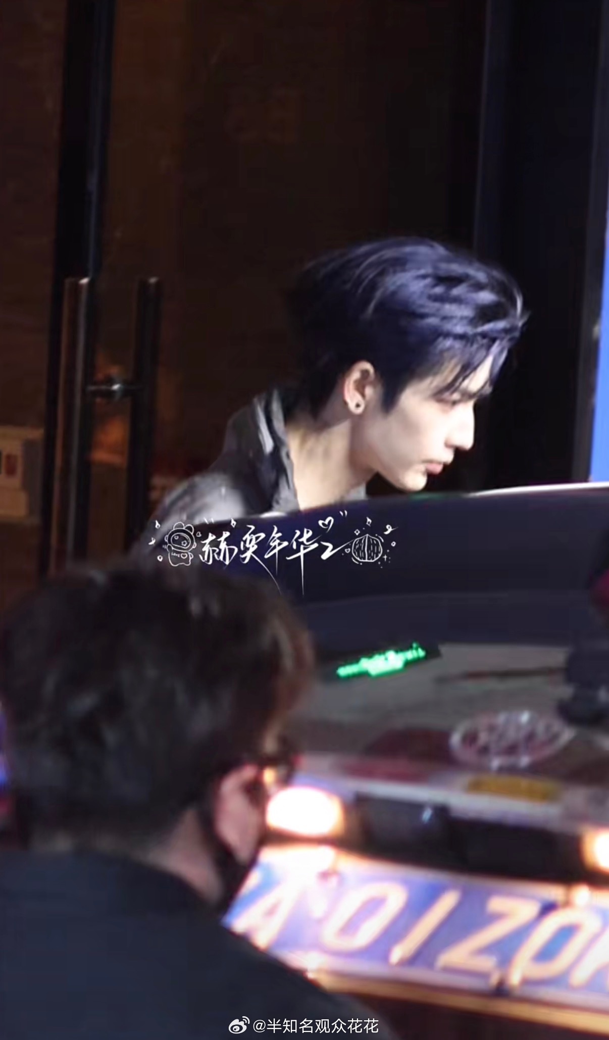 张凌赫蓝发废土风造型张凌赫蓝发开推上班路透 家赫完全杀疯了 