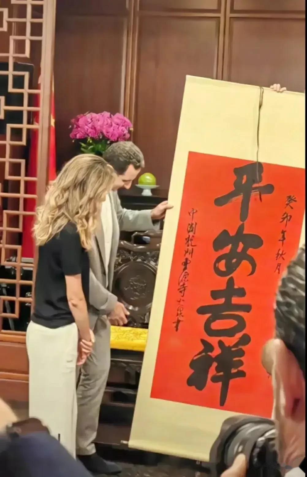 这幅字画在若干年后肯定价值连城。

不仅仅在40年才开放1次的灵隐寺里完成，并赠