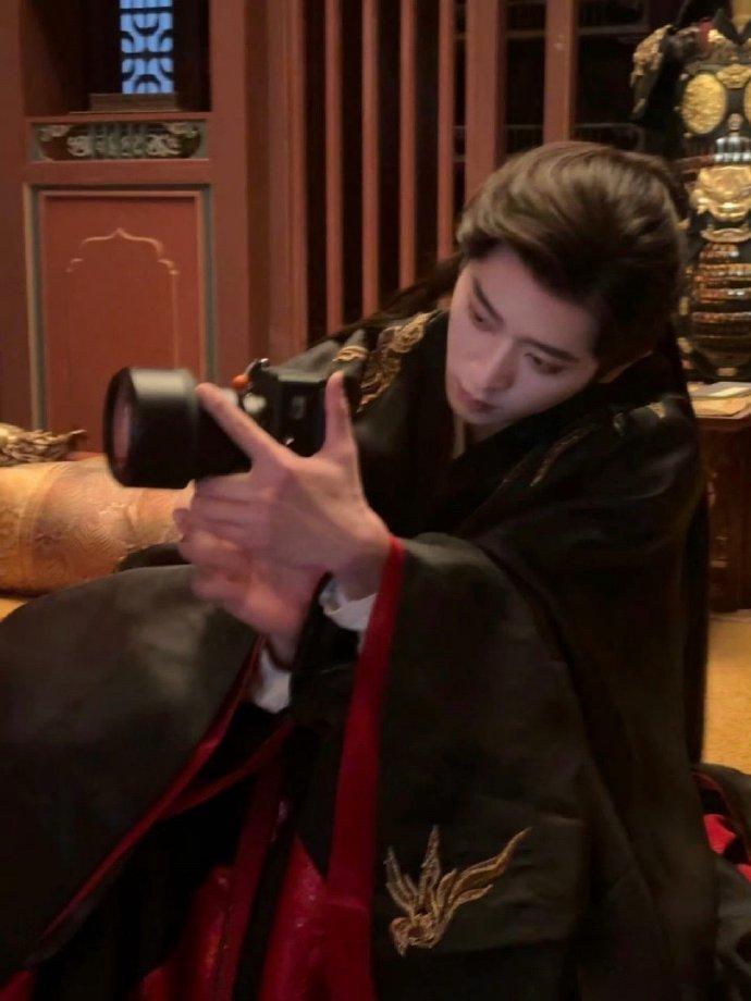 going人的事都让丞磊干了 谁看了不说丞磊会going！新剧里朝服书生装魅力难