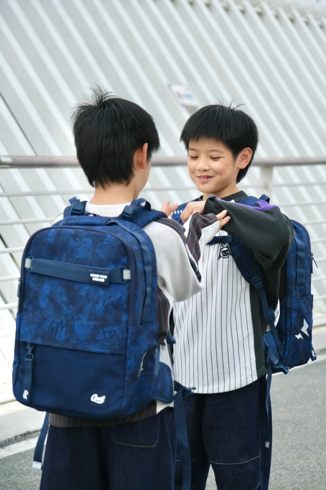 双胞胎就是连书包都要买一样的🎒