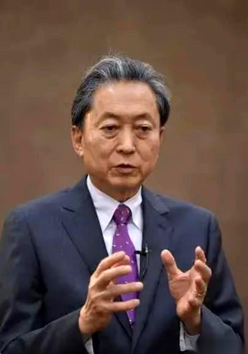 一名23岁的日本现役军官，翻墙闯进了中国驻日大使馆。
他不是空手来的。身上藏着一