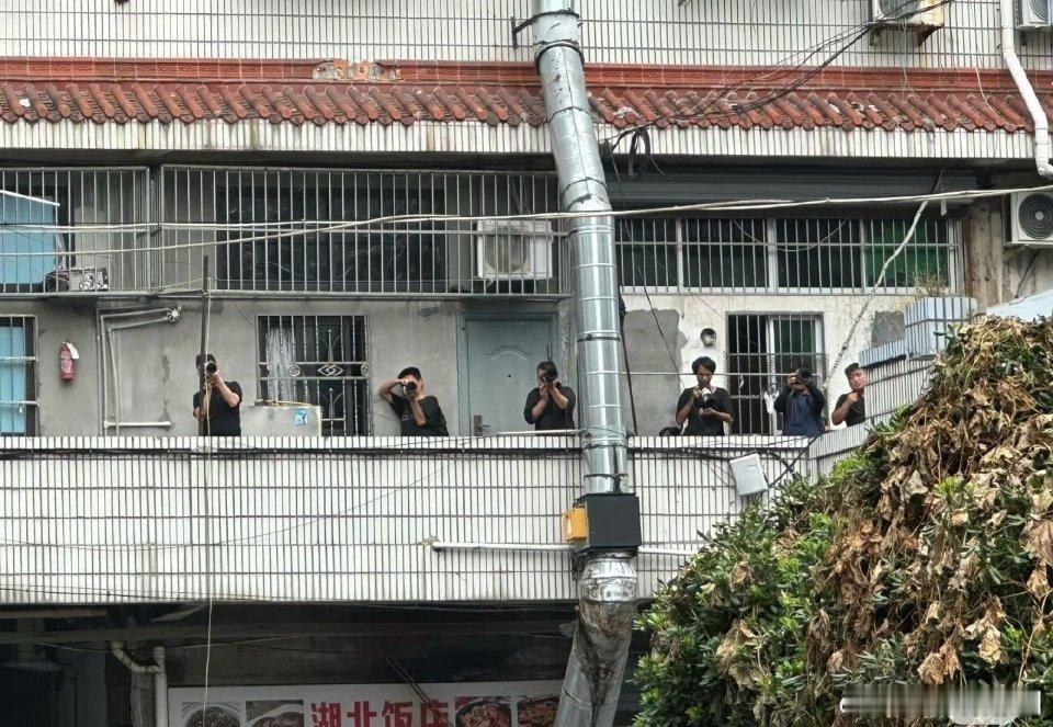 任嘉伦 去拍正剧了都还这么多代拍呢[哈哈][哈哈] ​​​