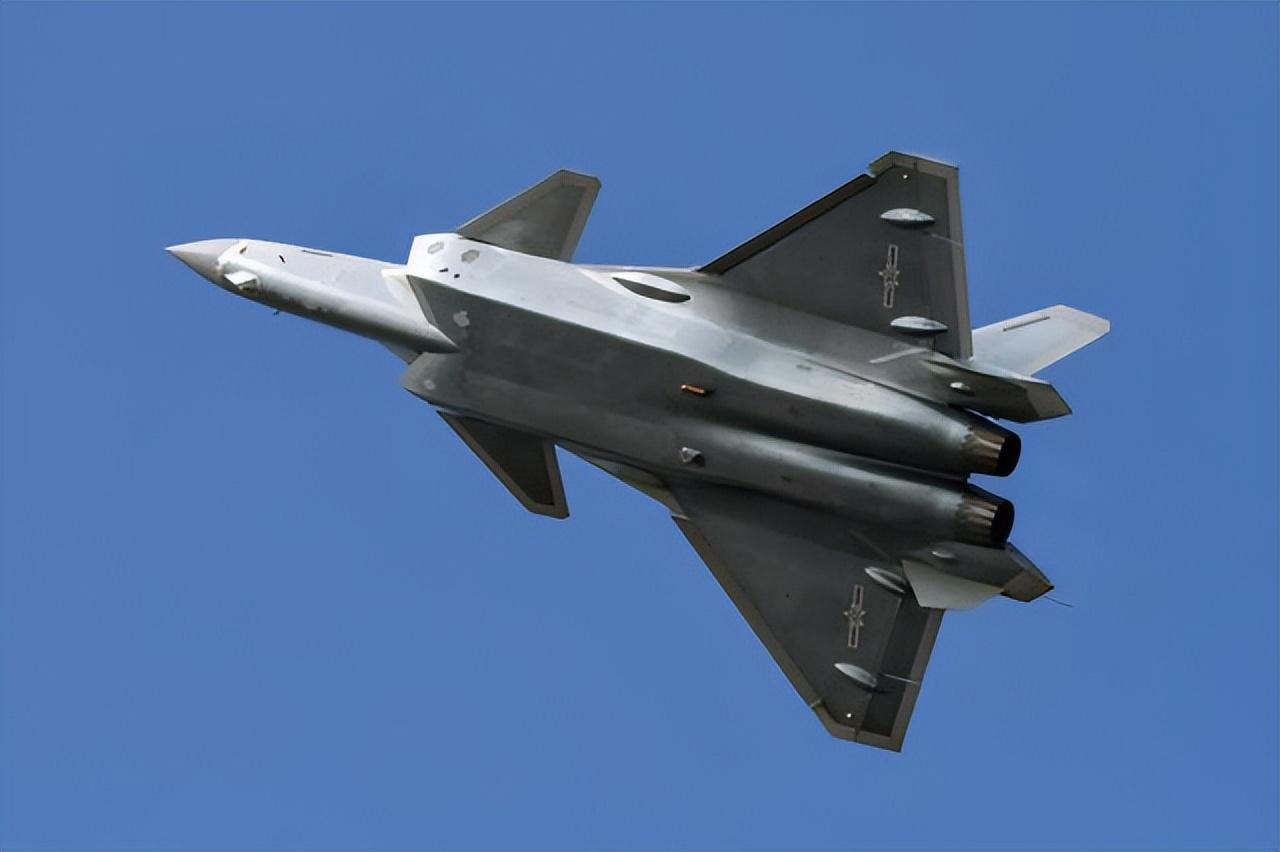 从中国沿海起飞。
东京进入打击范围。
关岛也不再安全。

歼-20挂载4个。
副