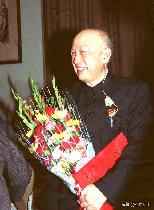 他听到了革命领袖毛主席响彻云霄的“中国人民从此站立起来了”的宏亮宣告；
他看到了