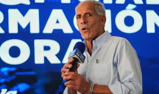 特朗普支持的阿斯夫拉确定当选洪都拉斯总统。选前他有两大承诺：一是无条件接受洪都拉