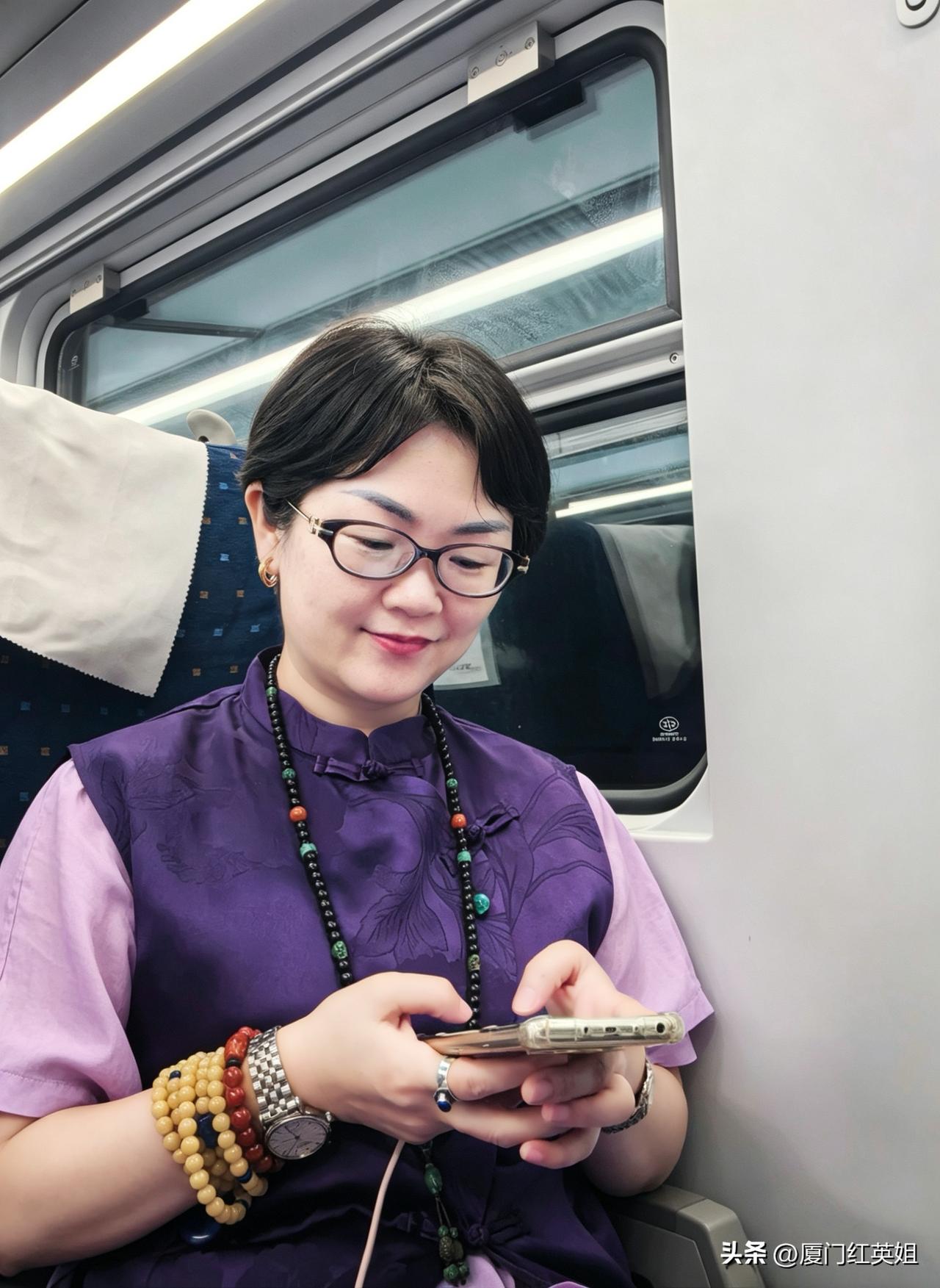 动车上遭遇震天呼噜
女儿的一句话
瞬间平息我的火气
和女儿坐动车回厦门
静音车厢