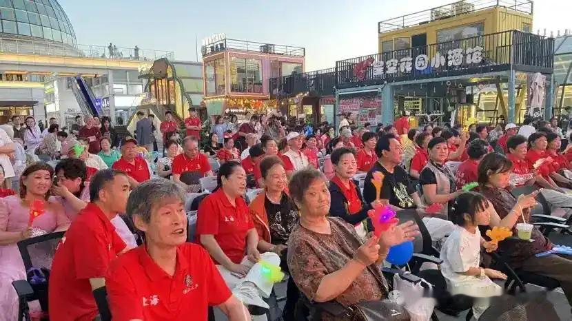 为啥现在老人们都爱听红歌呢？
       我也特喜欢红歌。对于老人们来说，红歌