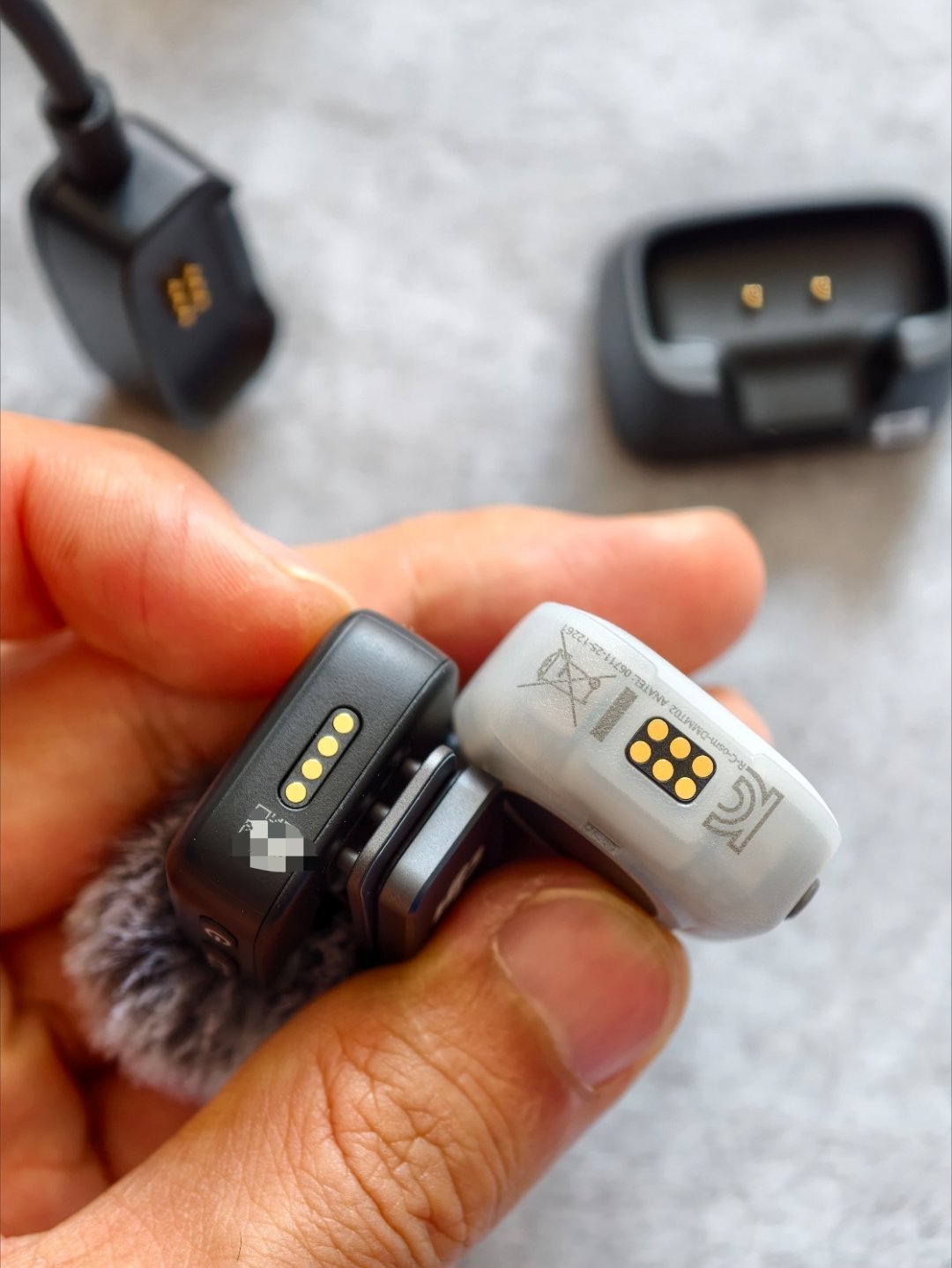 大疆 mic mini 2 没有充电盒的版本，里面的零碎有这么多我觉得大疆 mi