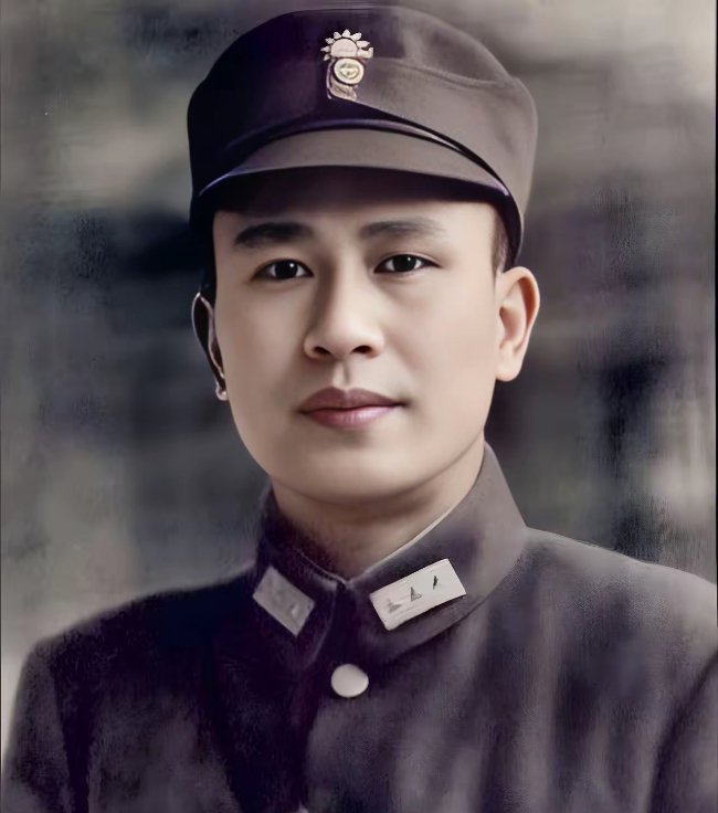 这张拍摄于 1939 年桂林居所门前的合影，定格了桂系将领白崇禧与妻子马佩璋的留