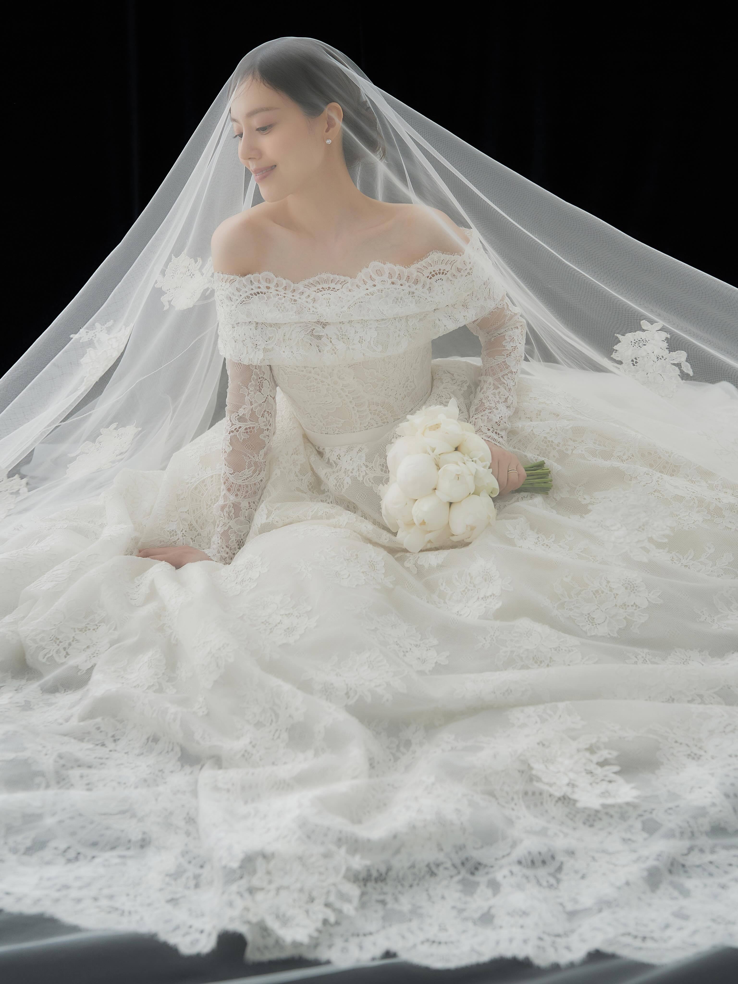 文彩元晒婚纱照 今日份甜蜜暴击！文彩元在ins晒出婚纱照，状态满分。她于今年4月