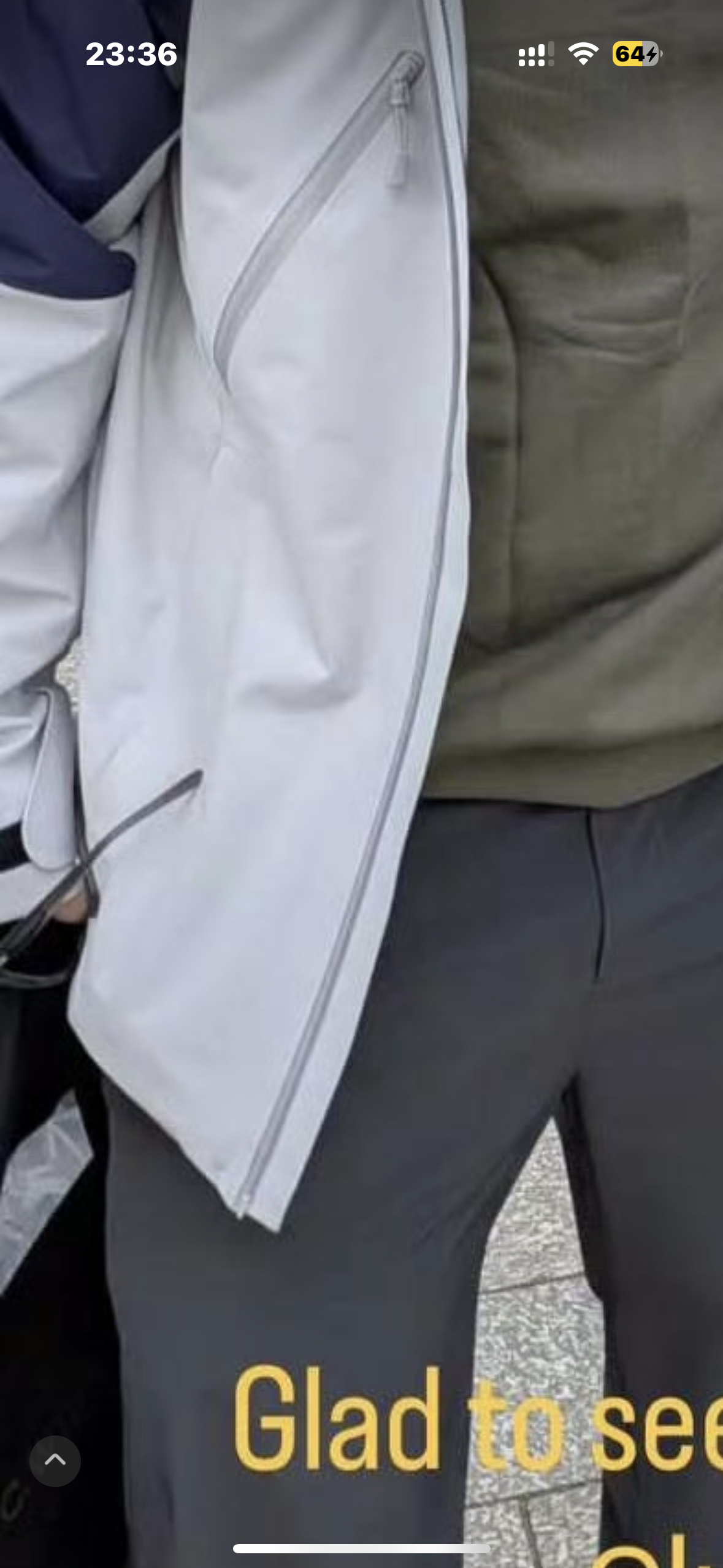 右手是不是拿的墨镜🕶️😎 