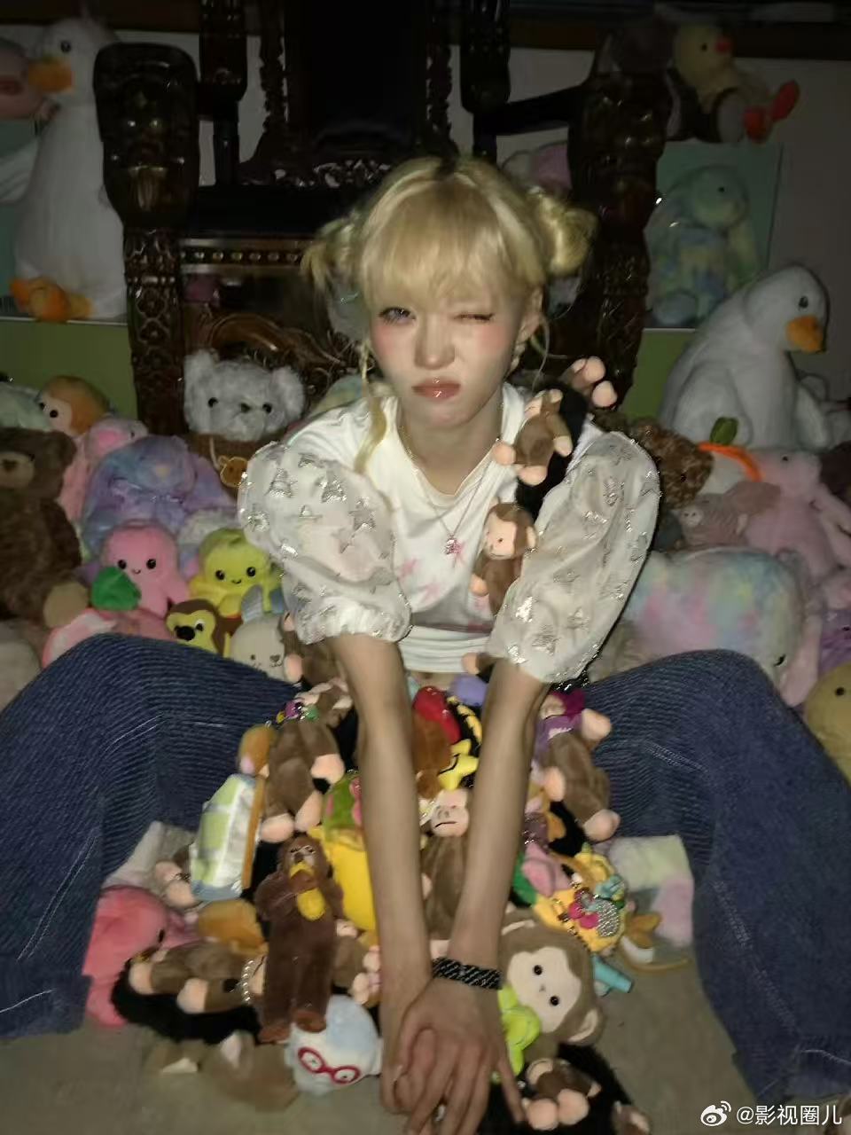 金玟庭掉进玩偶窝了玩偶堆里的金玟庭，简直是真人版芭比降临，颜值精致得挑不出一点毛
