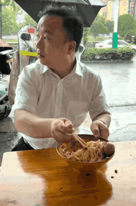 这俩要是不认识，我当场把那个蛋吃了！