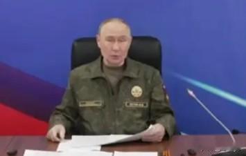 普京着军装表态，传递重要信息，俄方将以武力解决所有问题。12月27日，俄总统普京