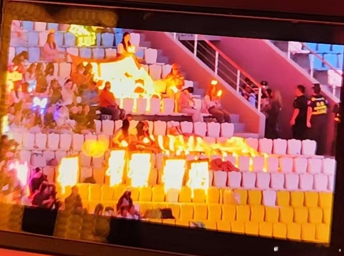 张极蓝发挑染张极的蓝发挑染很适合舞台，灯光打在头发上会有一点点光泽感，让他看起来