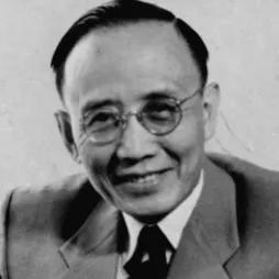1938年春，田汉在长沙，召集了一大帮人，为回国高升的郭沫若接风洗尘，郭老是酒人