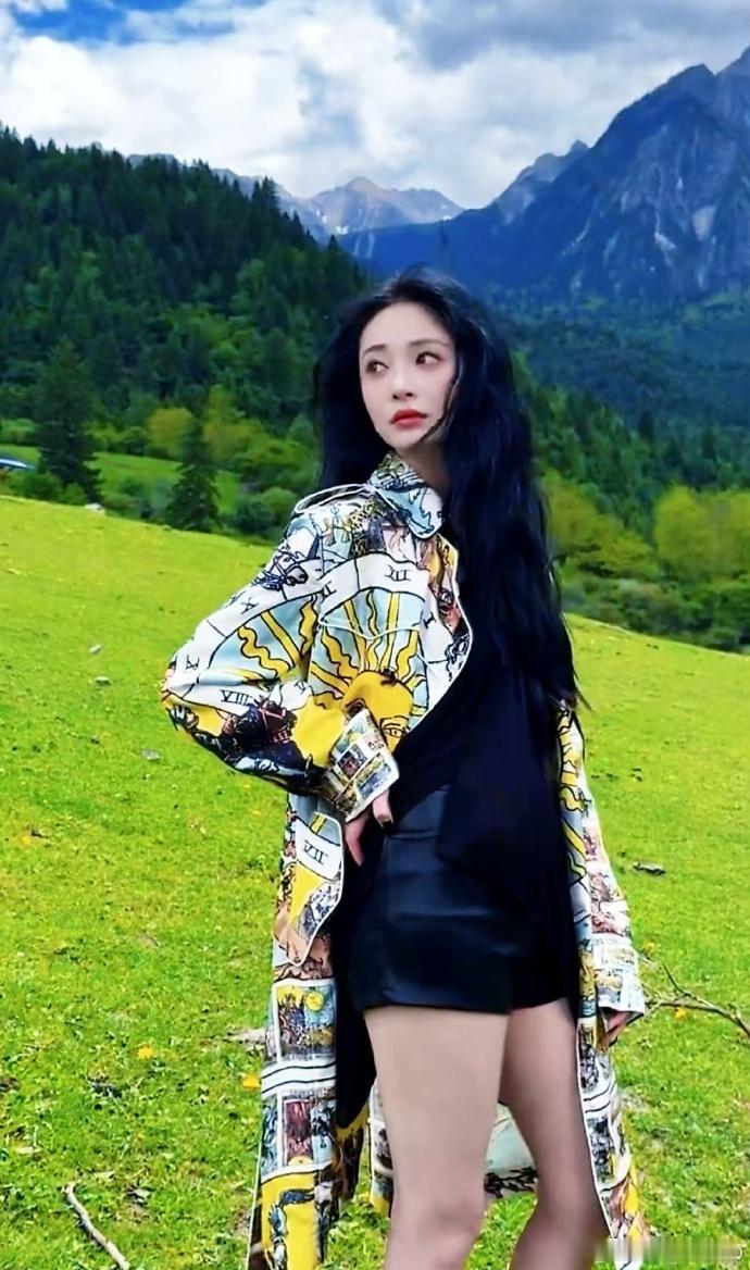 周洁琼连头发丝都在发光周洁琼草地生命力 周洁琼连头发丝都在发光，在草地拍的这一组