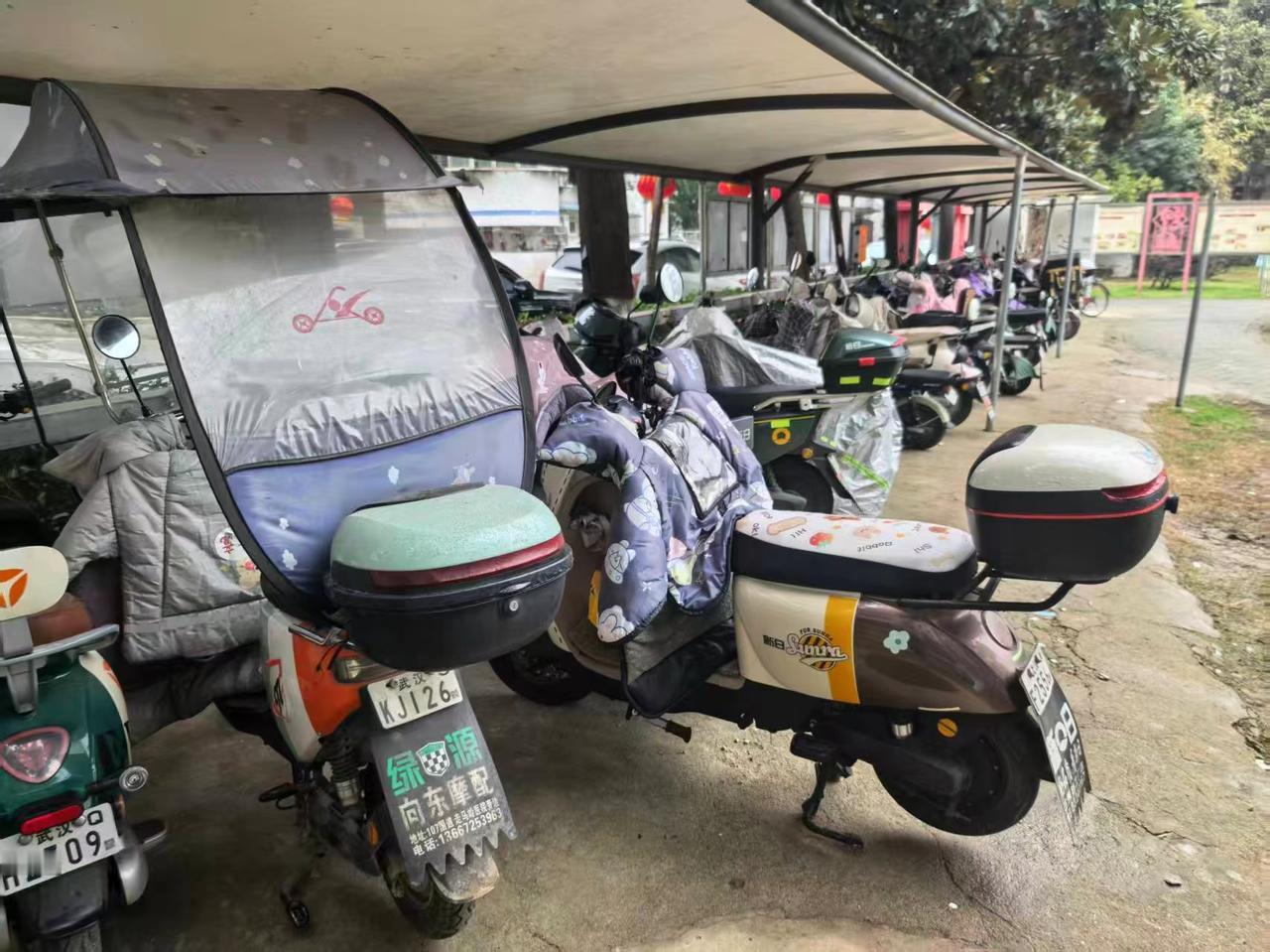 昨天下雨一业主电动车被人拉了出来，把自己的塞了进去，车身都被淋湿了


她在群里