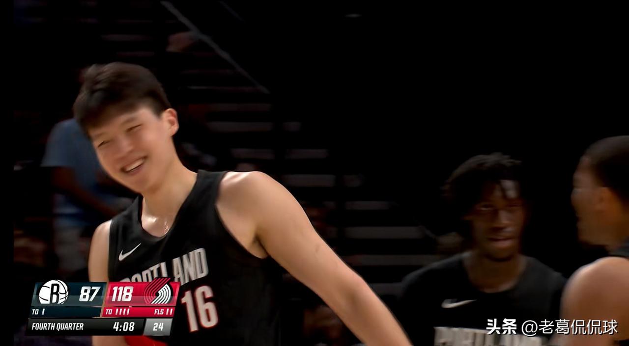 开拓者新秀杨瀚森的体能状况越来越好了！在今天开拓者主场以134：99大胜篮网的比