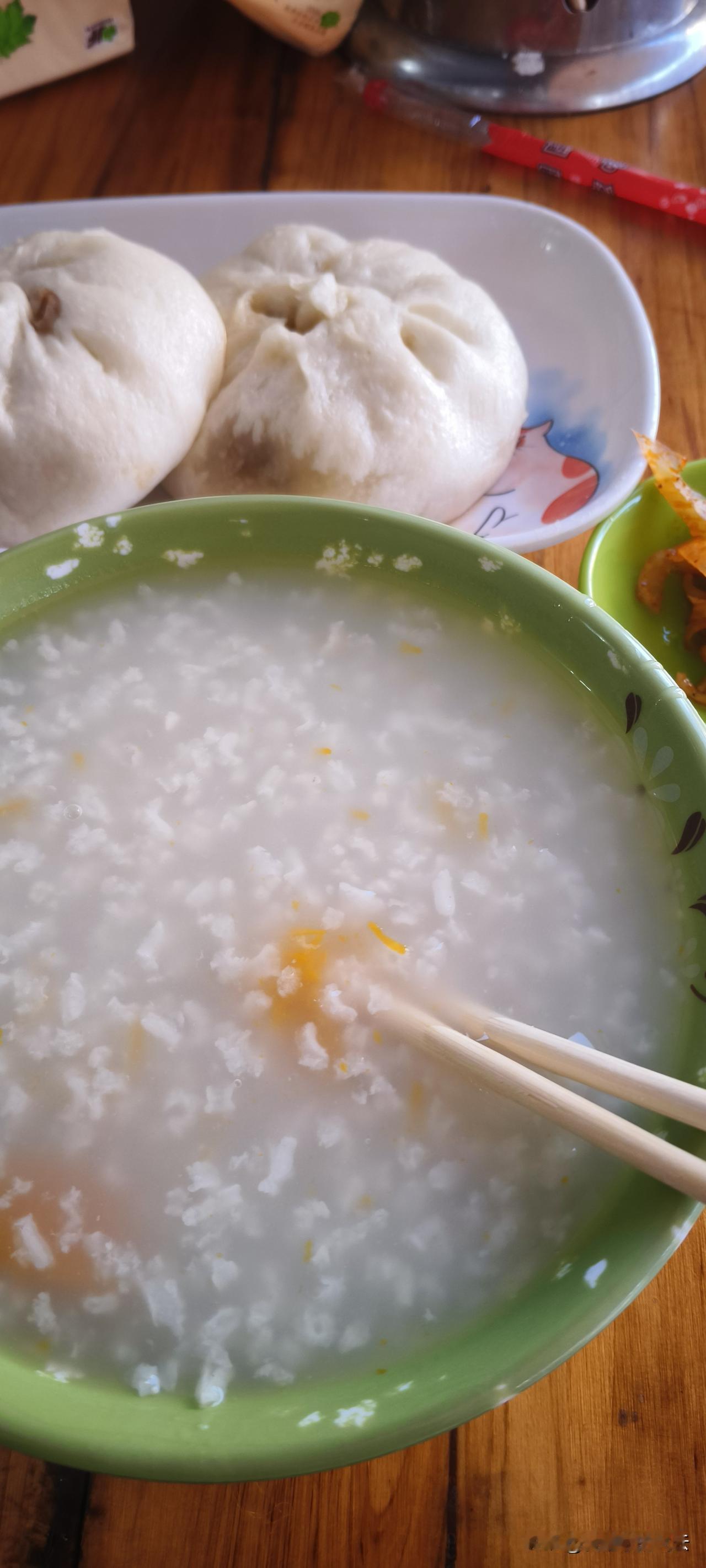 知足者常乐，普工人不挨饿就行。

这家早餐店生意特别好，每天早上食客非常多，大部