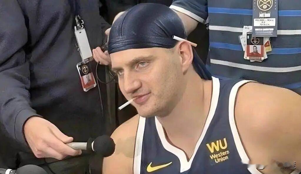 唉！约基奇被打成玩具，狂输44正负值。简单点评一下约基奇今天比赛。

超级中锋的