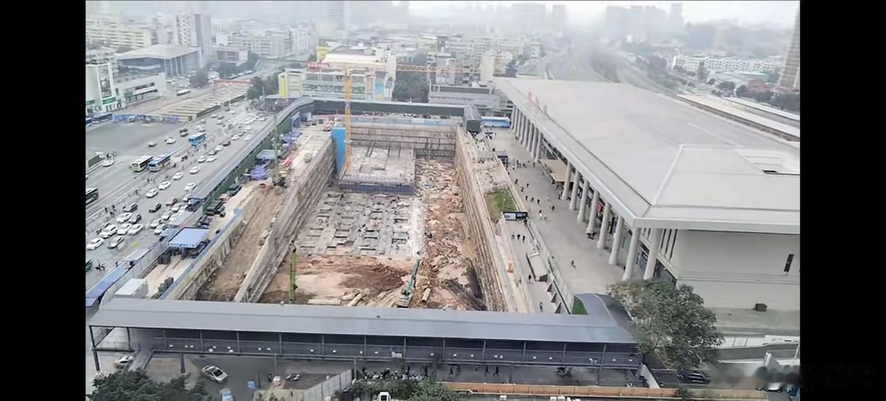 绵阳站前广场这个进度还是蛮快的，只是不知道它是不是与正在施工中的临园干道下穿隧道