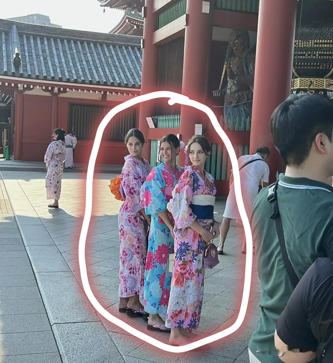 是不是看着很生气，虽然是外国人，竟然大庭广众穿和服！不过也不要生气，这里是日本的