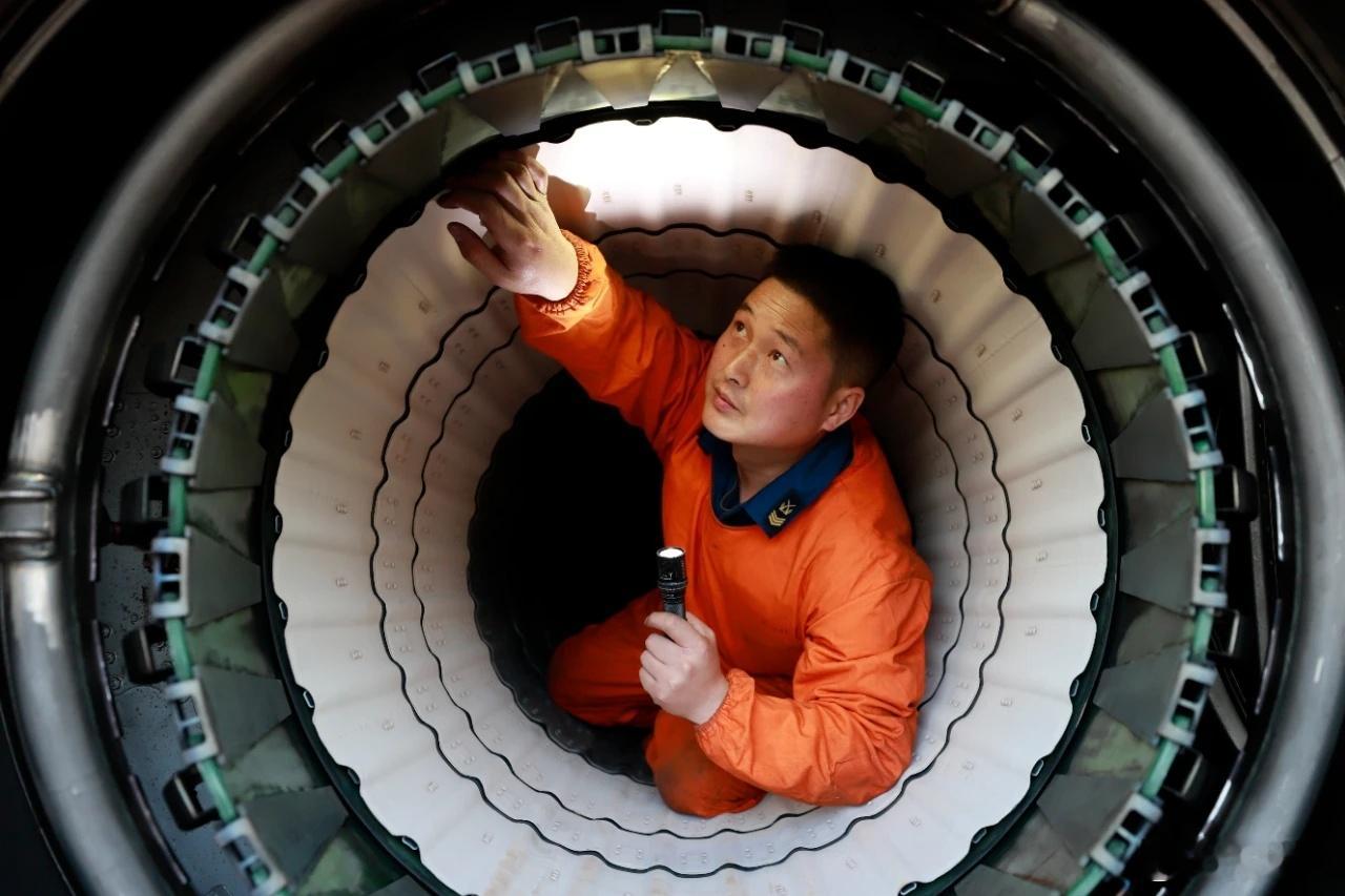 吴瑞瑞，甘肃徽县人，现任空军航空兵某团机械技师，二级军士长军衔。荣获全军士官优秀