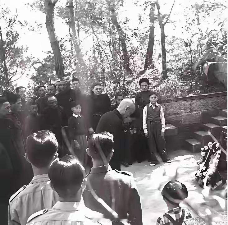 1947年，蒋介石携宋美龄回溪口祭祖，此时老蒋踌躇满志，认为优势在自己手里。除扫