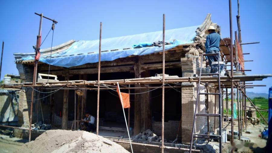 河北蔚县古壁画遭盗毁近期，河北蔚县多处低级别古庙壁画遭盗割损毁。记者走访16个庄