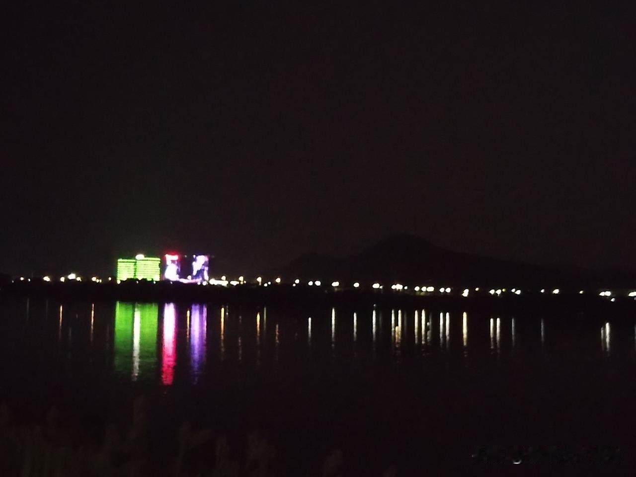 易家湾株易路口这一段的湘江夜景挺漂亮。
