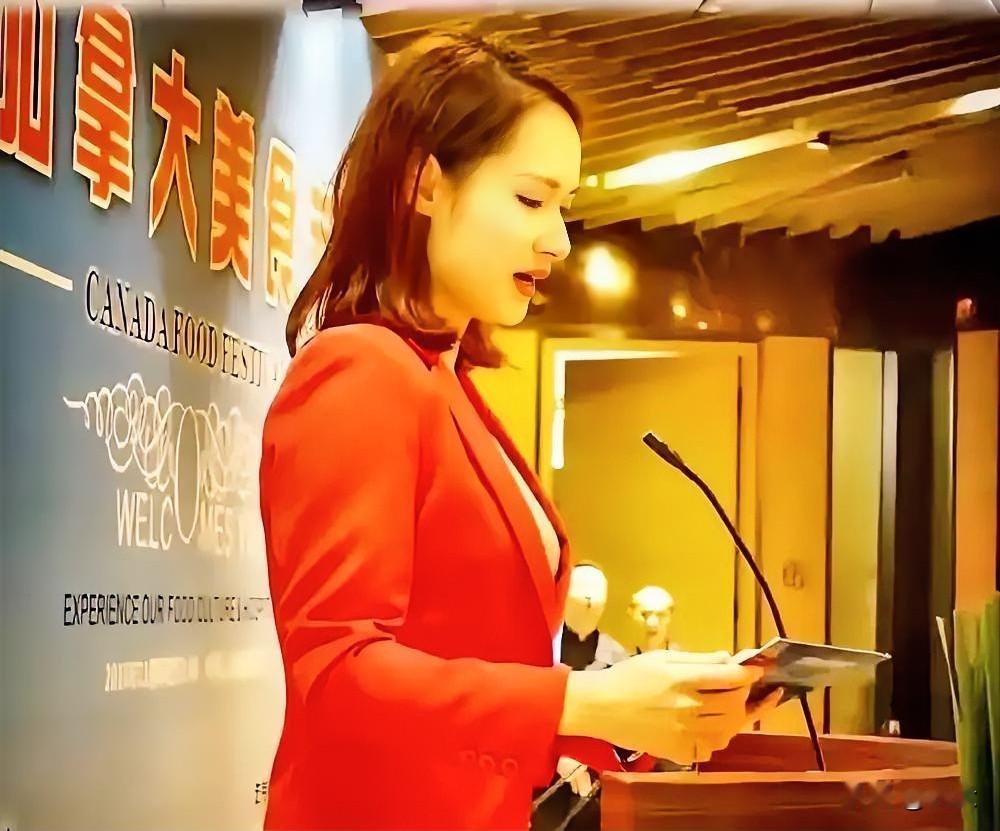 看到陈璇在《奥德赛》首映礼上那“惊世一跪”，我真是气笑了。

有人说这是职业素养
