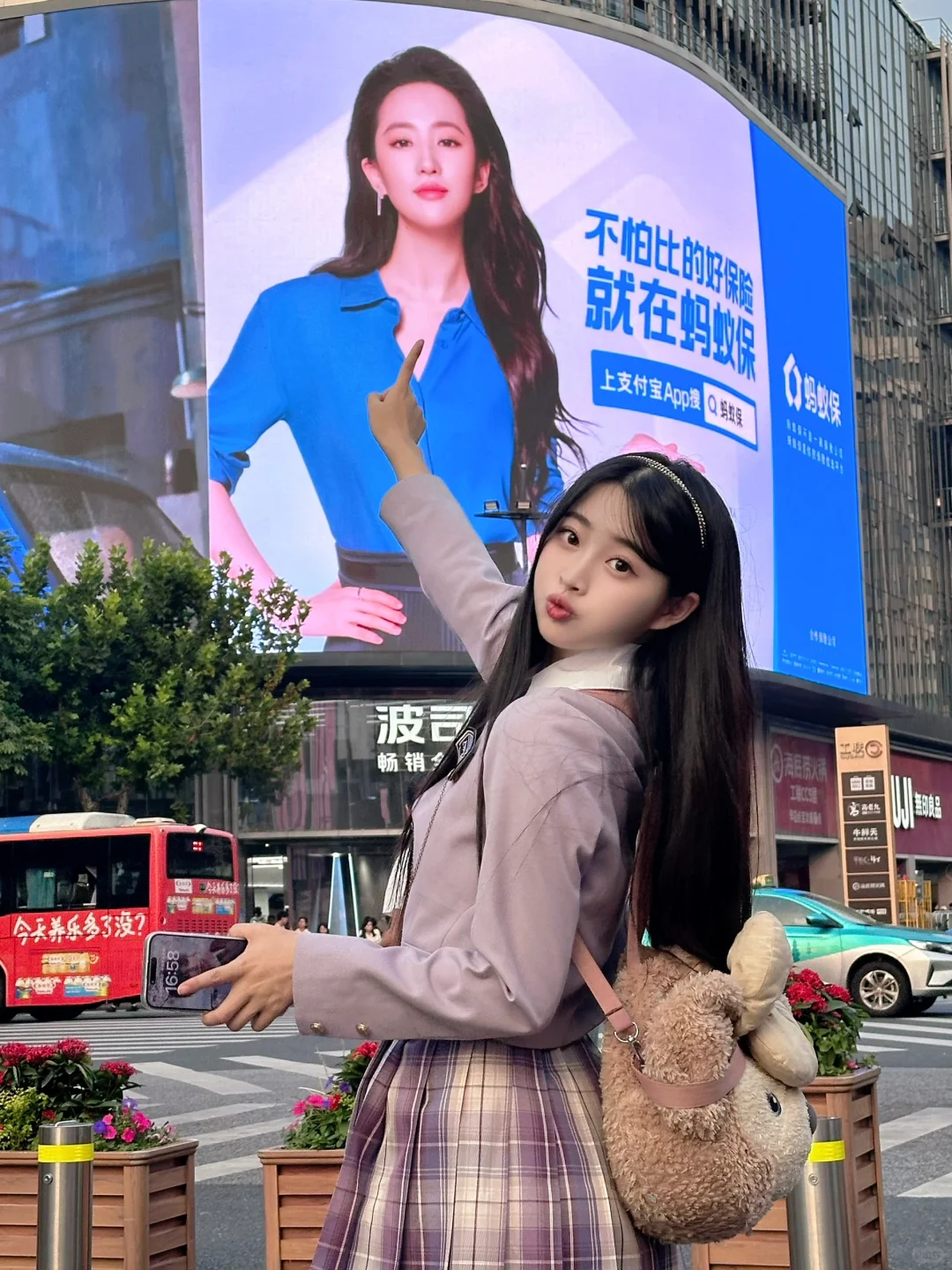 杭州工联偶遇刘亦菲！一大波大屏合拍姿势！