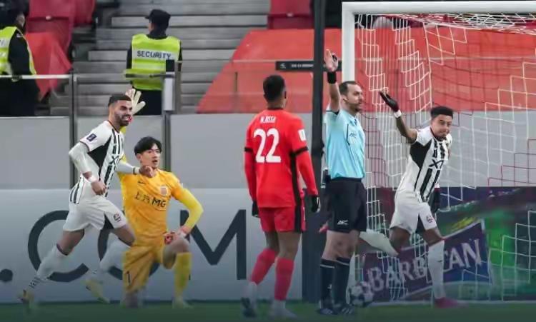 体无完肤，中国三大球近期噩梦连连。

男足，亚冠三支中超球队成功包揽东亚区倒数前